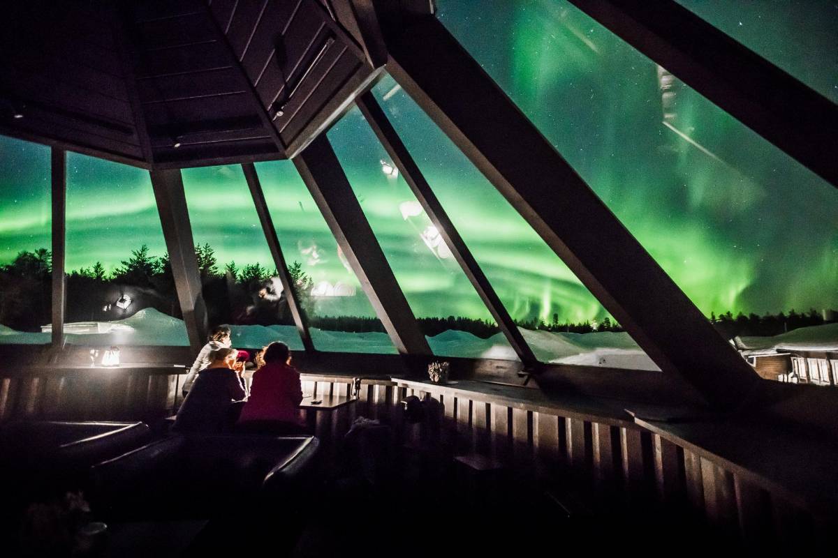 La aurora boreal se ve en el cielo sobre el hotel Arctic Snow en Rovaniemi, Finlandia. REUTERS / Alexander Kuznetsov