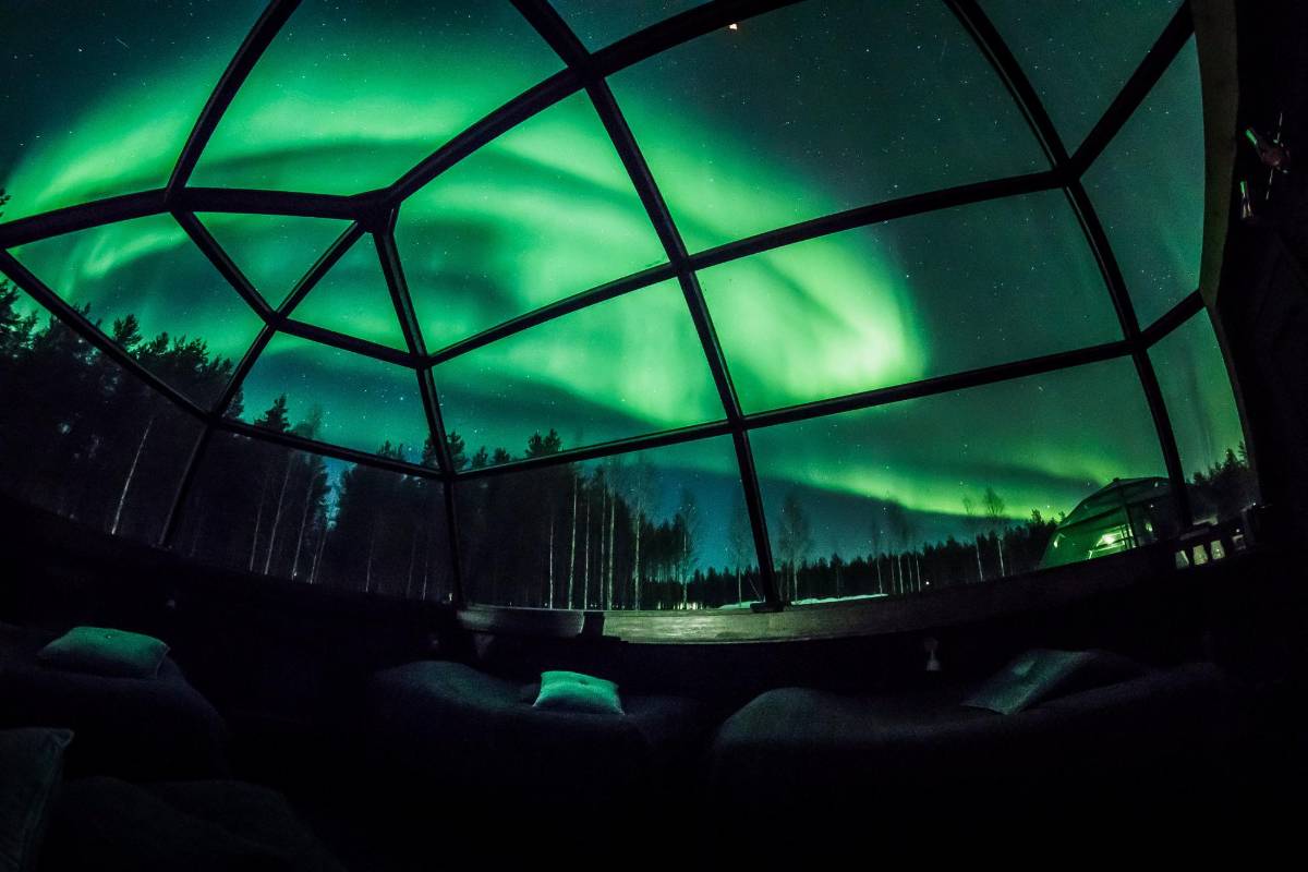 La aurora boreal se ve en el cielo sobre el hotel Arctic Snow en Rovaniemi, Finlandia. REUTERS / Alexander Kuznetsov