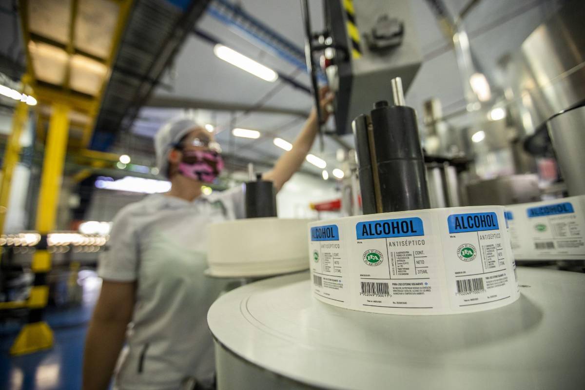 La FLA está próxima a realizar su segundo despacho de alcohol a los hospitales públicos para atender la contingencia. FOTO: Carlos Velásquez