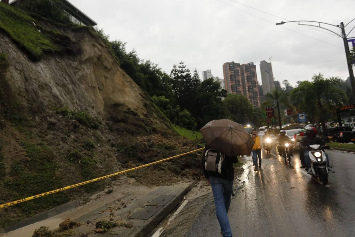 Deslizamiento de tierra en la loma del indio por la avenida las Palmas. FOTO: CAMILO SUÁREZ.
