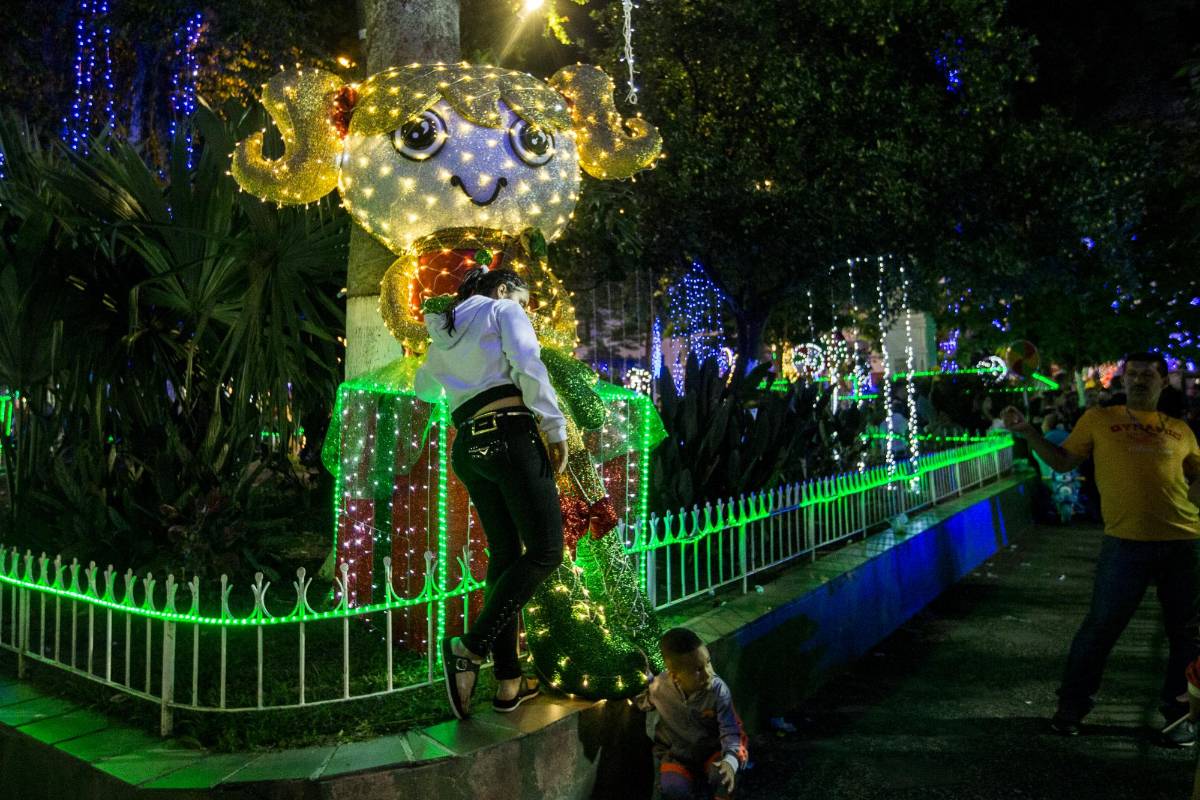 Otros componentes del tendido de luces y figuras son dos túneles musicales, cuatro cajas musicales peatonales iluminadas y diez regalos gigantes. Además de arcos, pasacalles y marcos postales. Foto: Santiago Mesa.Foto: Santiago Mesa.