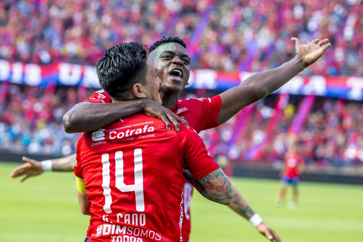 Cano y Jesús Murillo celebran el primer gol del conjunto rojo. Foto Juan Antonio Sánchez O