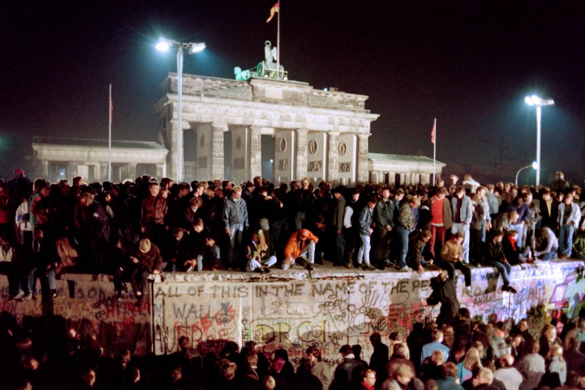 Miles de jóvenes berlineses orientales se agolpan sobre el muro de Berlín, cerca de la Puerta de Brandeburgo. Foto de archivo tomada el 11 de noviembre de 1989. FOTO AFP