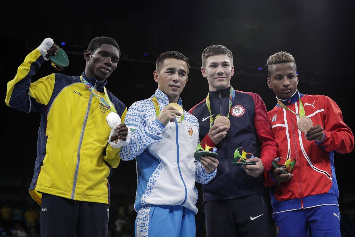 El colombiano subió al podio y se colgó la medalla de plata. FOTO Colprensa