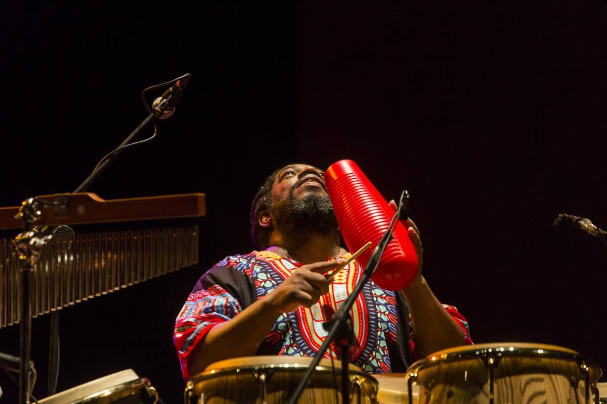 El percusionista Yaroldy Abreu llevó el ritmo de los tambores al lado de las notas del piano de Chucho. FOTO: CARLOS VELÁSQUEZ