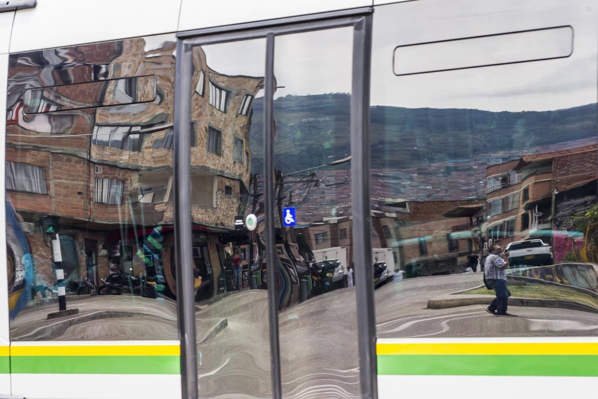 No solo mejoró la movilidad en las comunas 9 y 10 de Medellín, sino que logró transformar la estética urbana. Foto: Julio César Herrera 