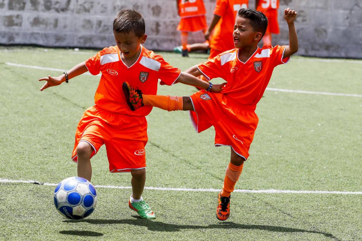 No son expertos en jugar fútbol pero disfrutan mucho con el balón. Foto: Jaime Pérez Munevar