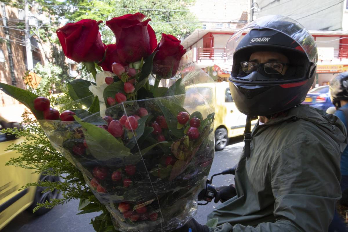 Regalar flores es una tradición que demuestra el amor por las madres y es símbolo de embellecer los sentimientos. Foto: Edwin Bustamante.