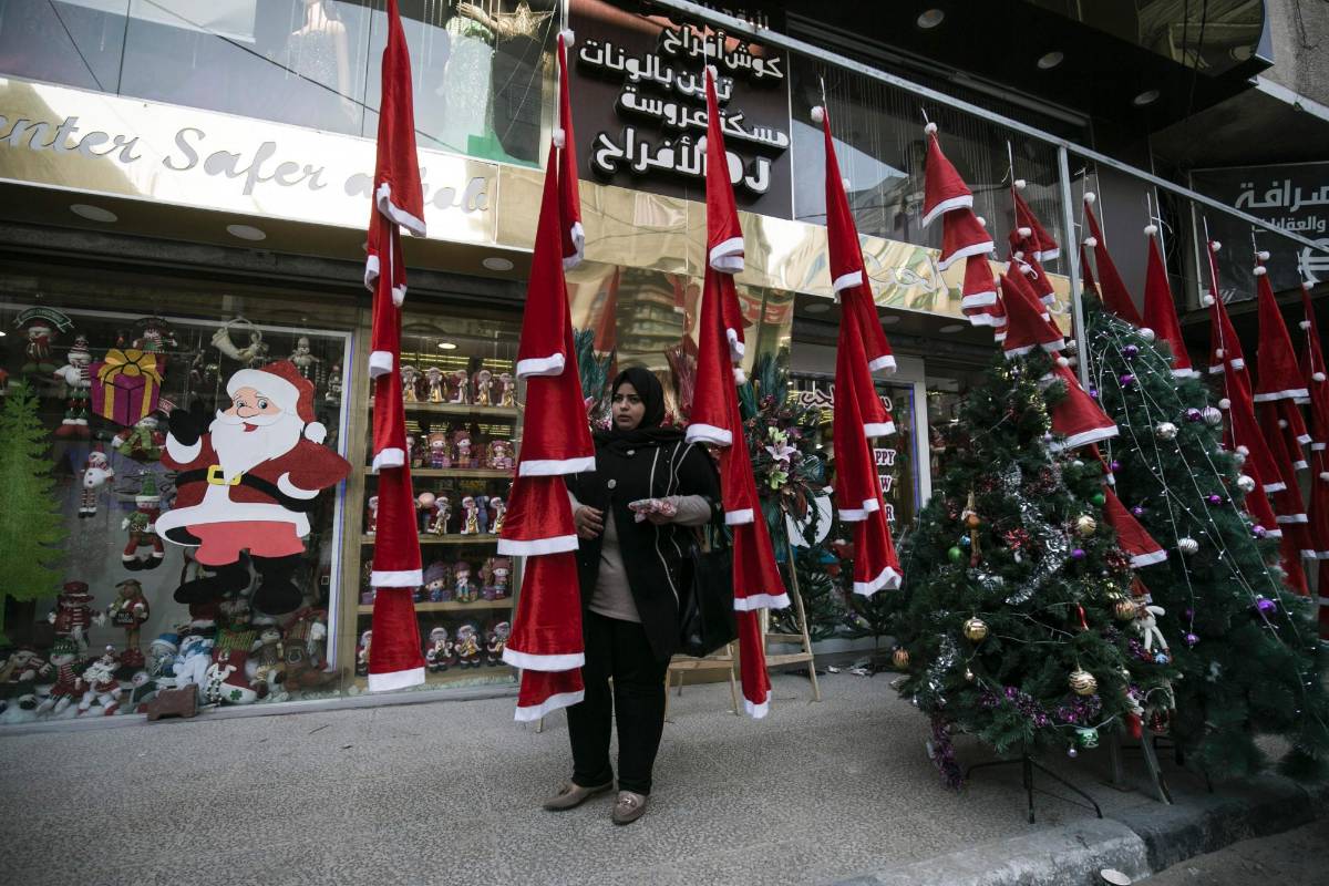En Gaza, la mayor ciudad de la conflictiva Franja de Gaza, los sitios populares se adornan de rojo y verde. FOTO AFP