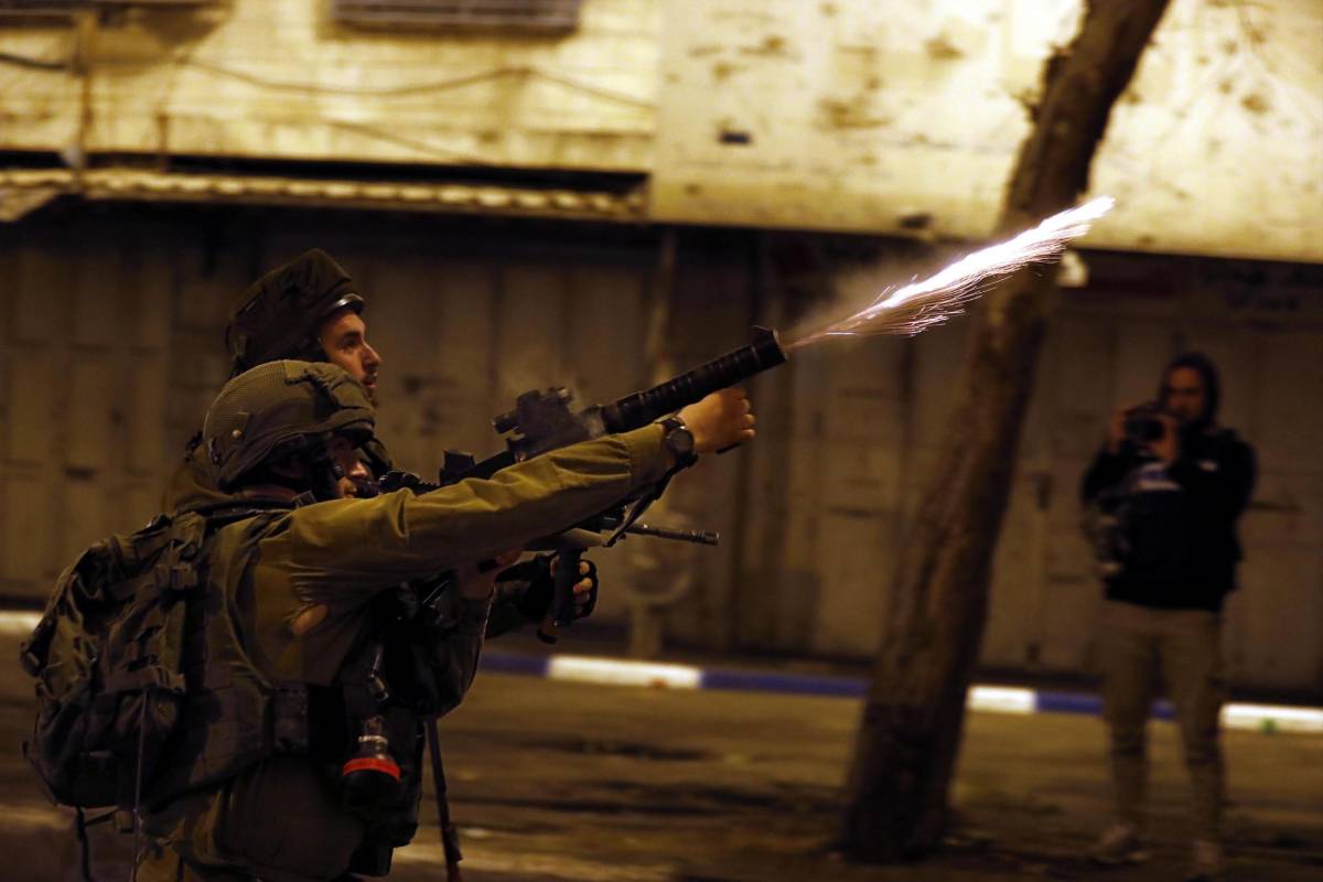Luego del anuncio de Estados Unidos de abrir una embajada en Jerusalén, cientos de palestinos iniciaron protestas en la franja de Gaza, lo que llevó a una represión con armas letales del ejército israelí que ya deja más de 58 muertos y 2.700 heridos por las balas. Foto: EFE