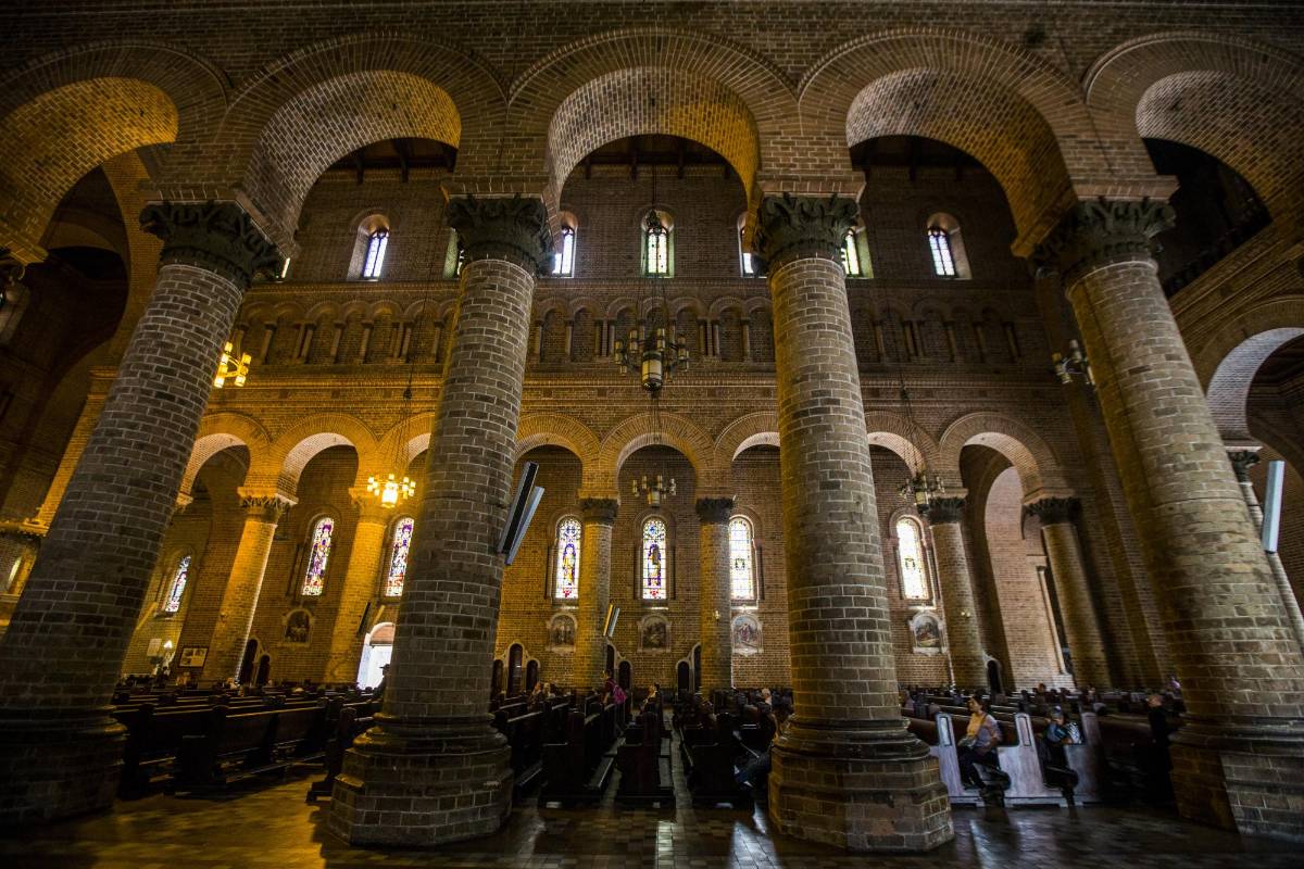 El estilo arquitectónico de la Catedral Basílica Metropolitana es neorrománico, con diseño del arquitecto francés Charles Carré y con un piso de baldosa en las tres naves inspirados por corrientes bizantinas. FOTO JULIO CÉSAR HERRERA