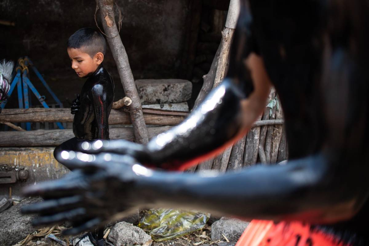 Los Jóvenes residentes de esta comunidad de Puebla, México, pintan sus cuerpos para desfilar y bailar en el carnaval tradicional de la ciudad. FOTO: AFP
