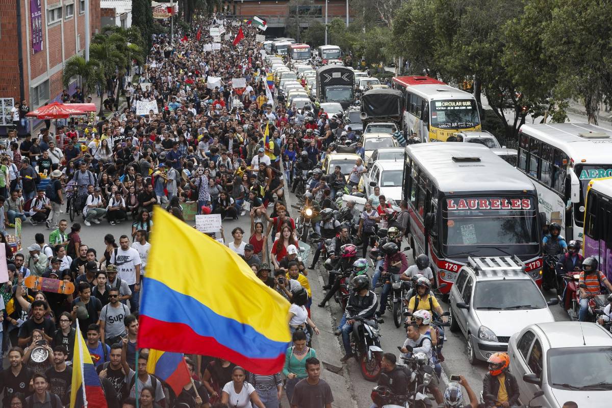 Cánticos en rechazo al gobierno Nacional y al accionar del Esmad se entonaron en los marchantes en el recorrido por el centro de Medellín. Foto: Manuel Saldarriaga Quintero