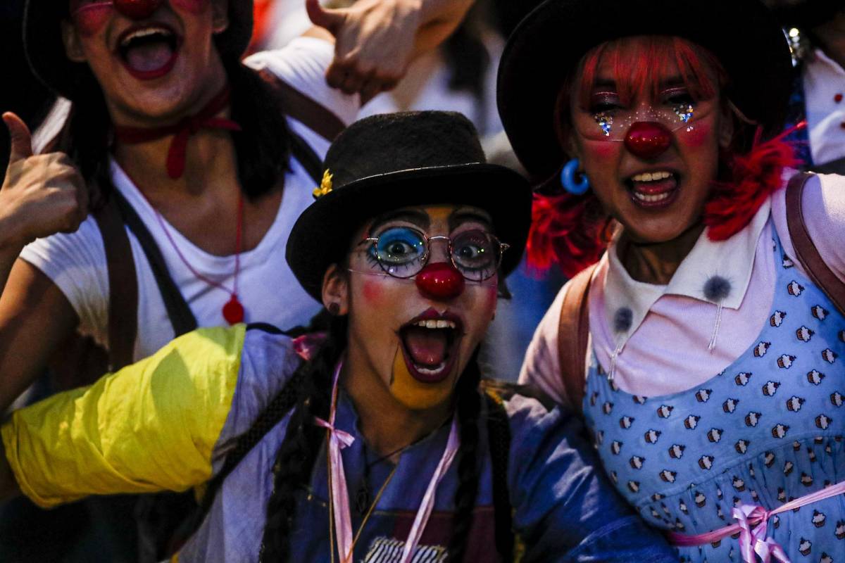 Cánticos en rechazo al gobierno Nacional y al accionar del Esmad se entonaron en los marchantes en el recorrido por el centro de Medellín. Foto: Jaime Pérez