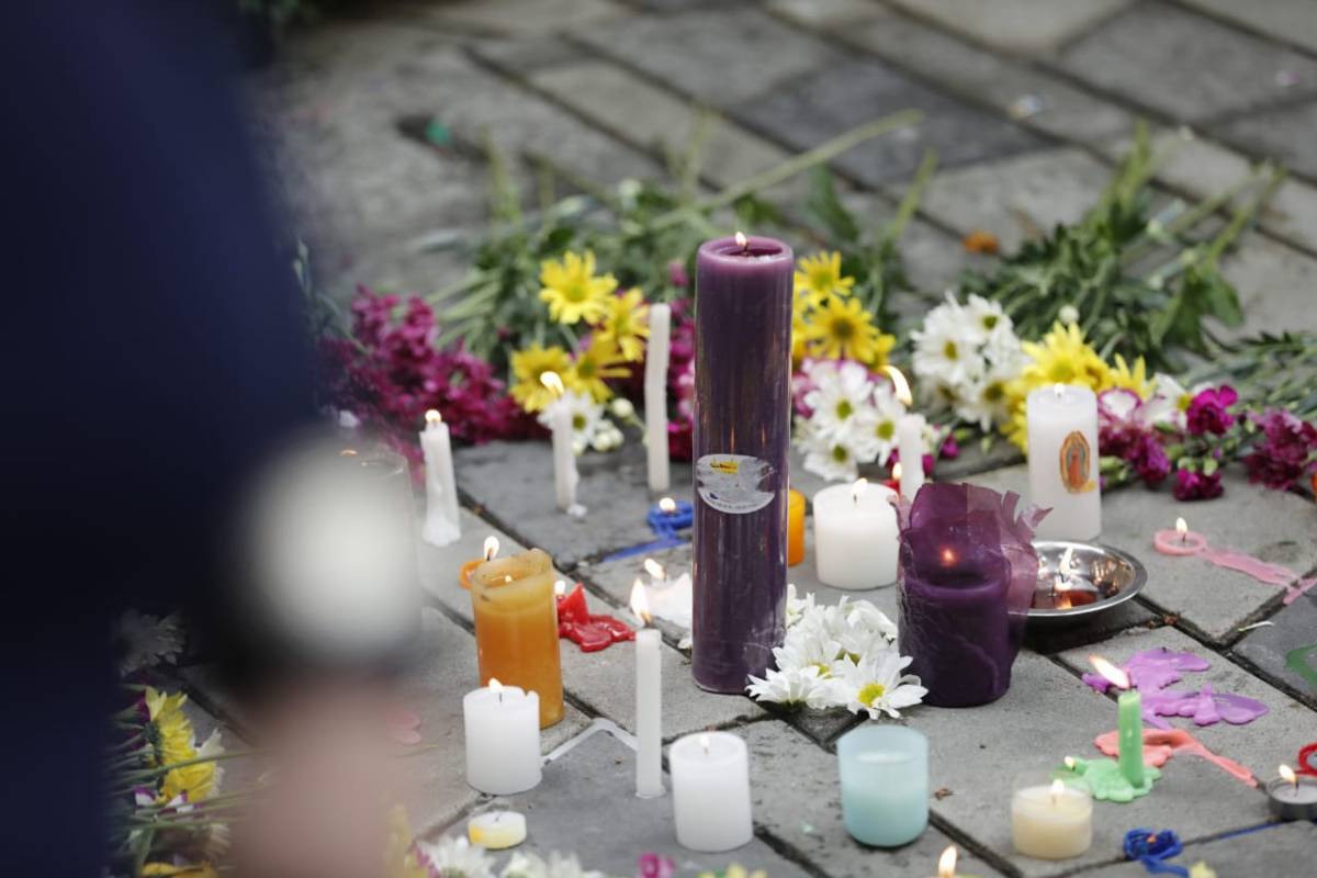 Varias personas rindieron un homenaje a la memoria de Daniela Quiñones y se manifestaron ante el caso de Luz Leidy Vanegas, quien ajusta seis meses desaparecida. FOTO CAMILO SUÁREZ