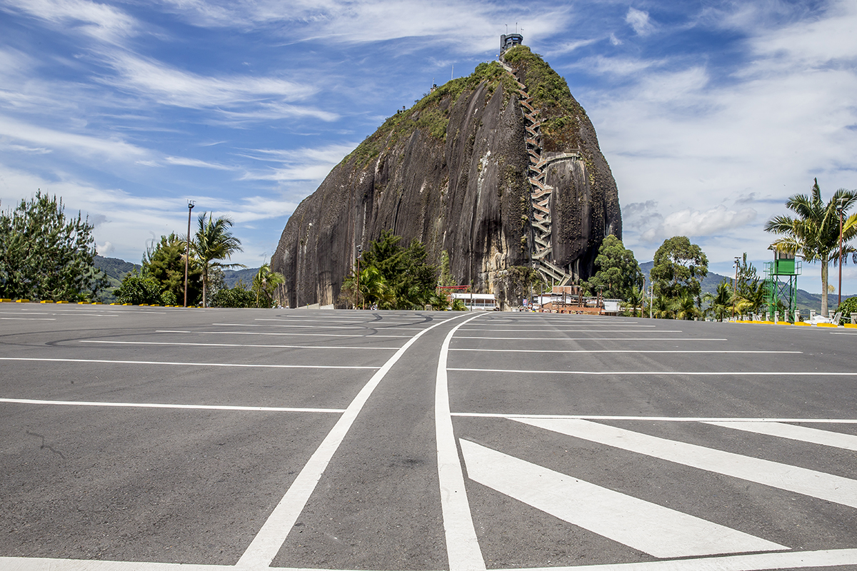La piedra del Peñol, uno de los emblemas del turismo de Antioquia, se quedó sola por estos días de cuarentena. Foto Juan Antonio Sánchez Ocampo 