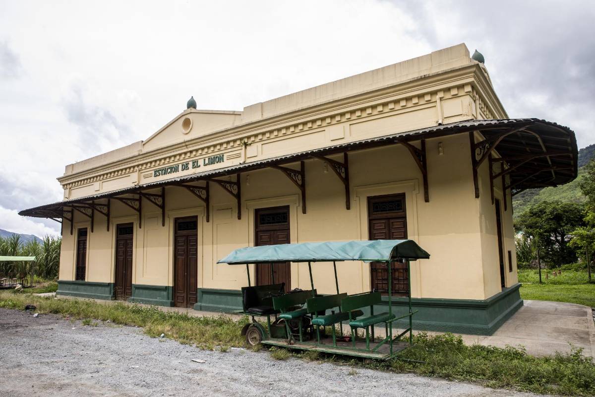 La vieja estación El Limón del Ferrocarril de Antioquía luce desolada. FOTO: Carlos Velásquez