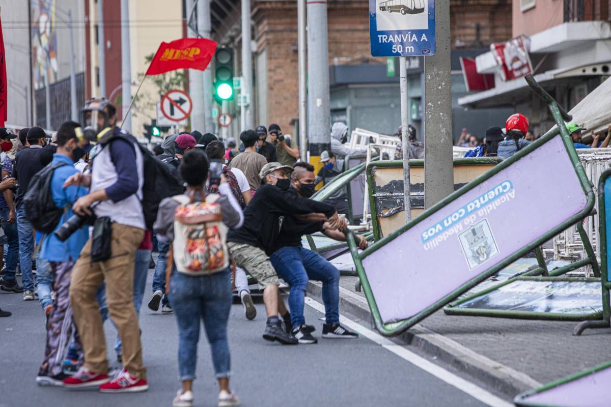 Los choques se originaron por la intención de algunas personas de romper el cerco de vallas que rodeaba la fachada del comando de la Policía Metropolitana. Foto: Carlos Velásquez