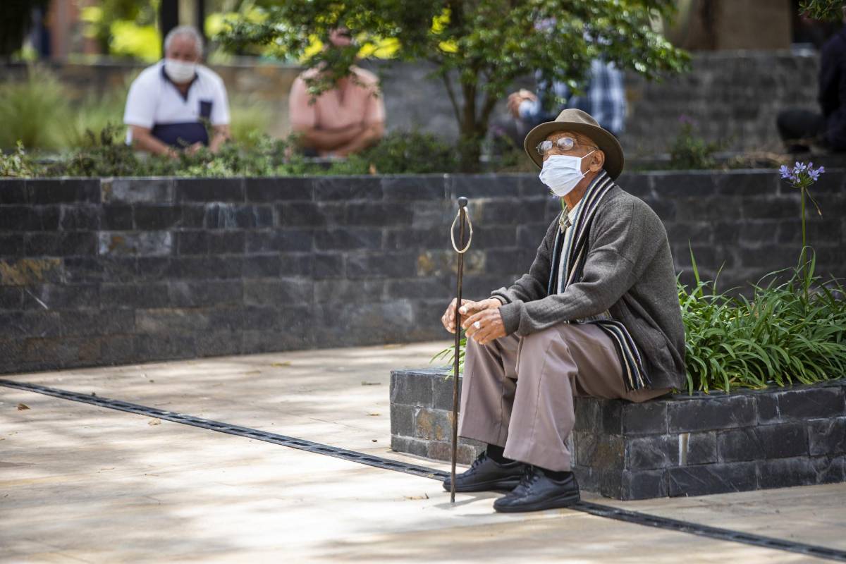 Adultos mayores disfrutan del parque central con responsabilidad. FOTO CARLOS VELÁSQUEZ