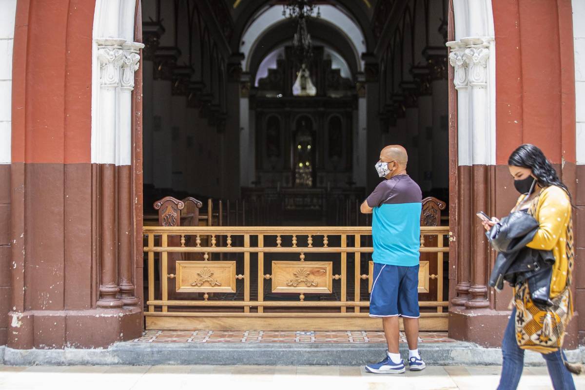 No hay ingreso a la parroquia de La Ceja, pero sus puertas permanecen abiertas para que las personas puedan observar el templo. FOTO CARLOS VELÁSQUEZ