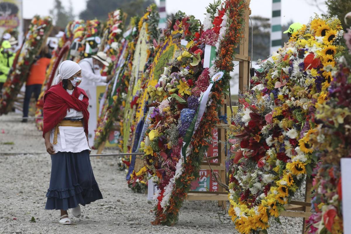 De los 510 silleteros, solo desfilaron 55 para dar cierre a la tradicional fiesta de los medellinenses. FOTO EDWIN BUSTAMANTE