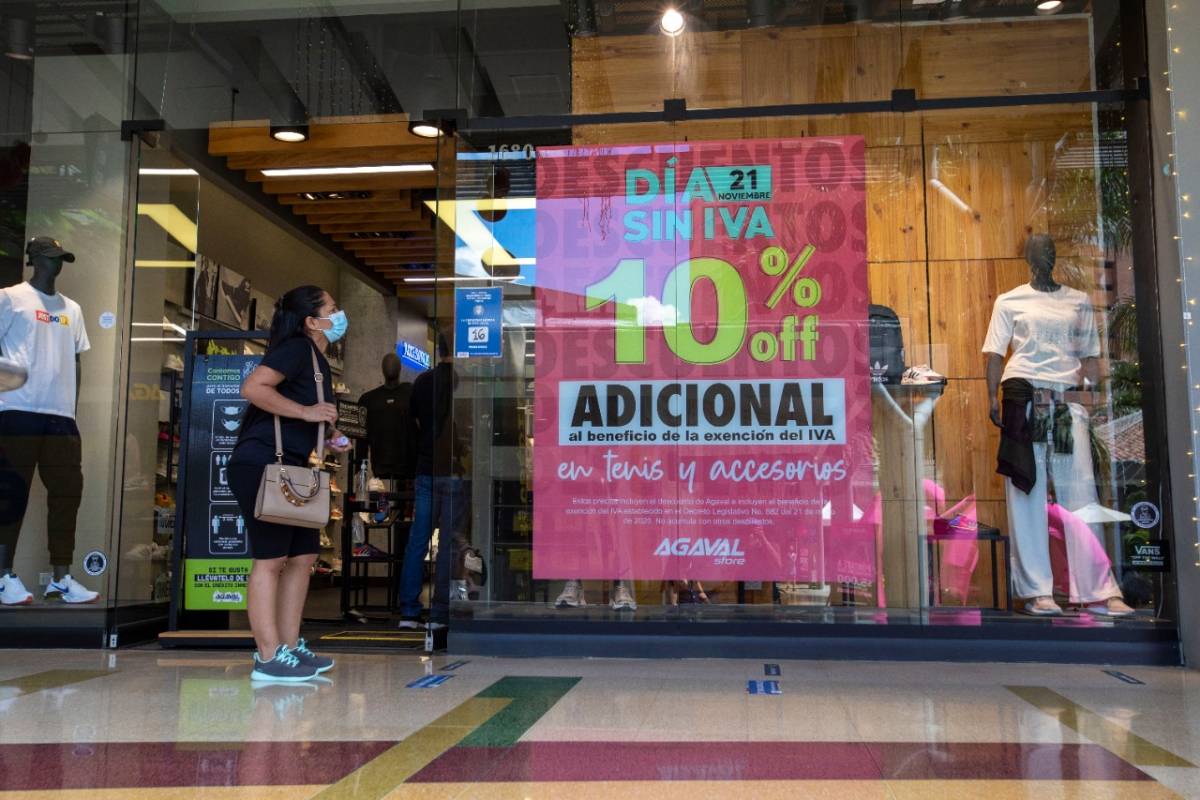 Tanto comerciantes como compradores registraron en la tercera jornada sin IVA un comportamiento extraordinario por encima de las expectativas que se tenia. Los comerciantes ofertaron descuentos adicionales de entre un 25 % y un 50 %. Foto: Edwin Bustamante.