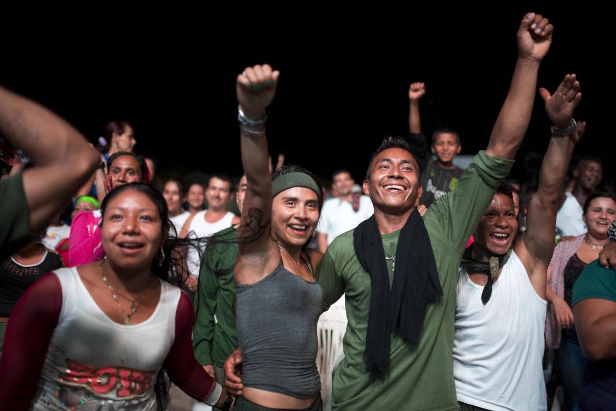 El concierto de la noche del domingo corrió a cargo del grupo musical “Los rebeldes del sur” y al acto asistió el máximo jefe de las Farc, “Timochenko”. FOTO AP