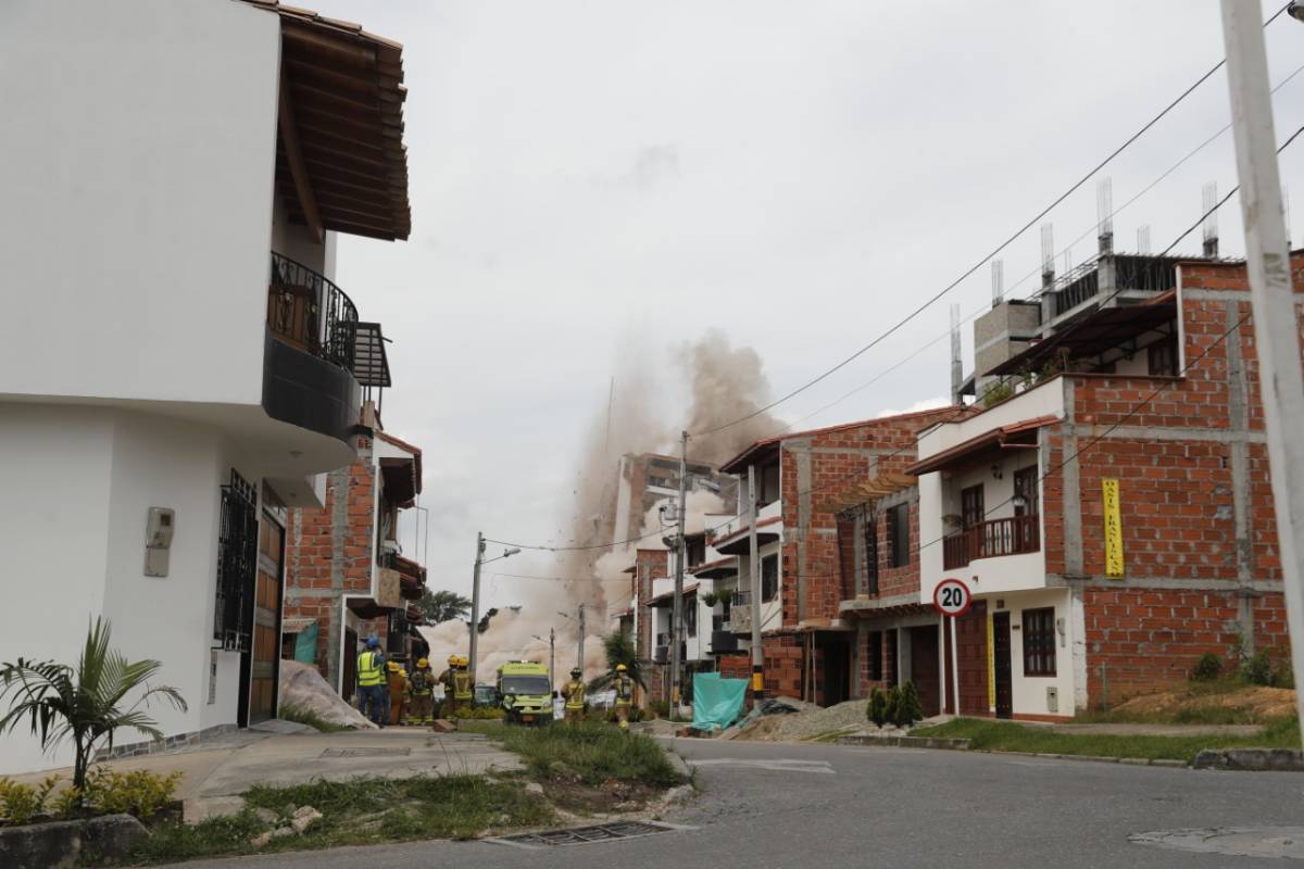 El edificio Altos del Lago cayó a las 10:10 a.m. en Rionegro. FOTO ESTEBAN VANEGAS