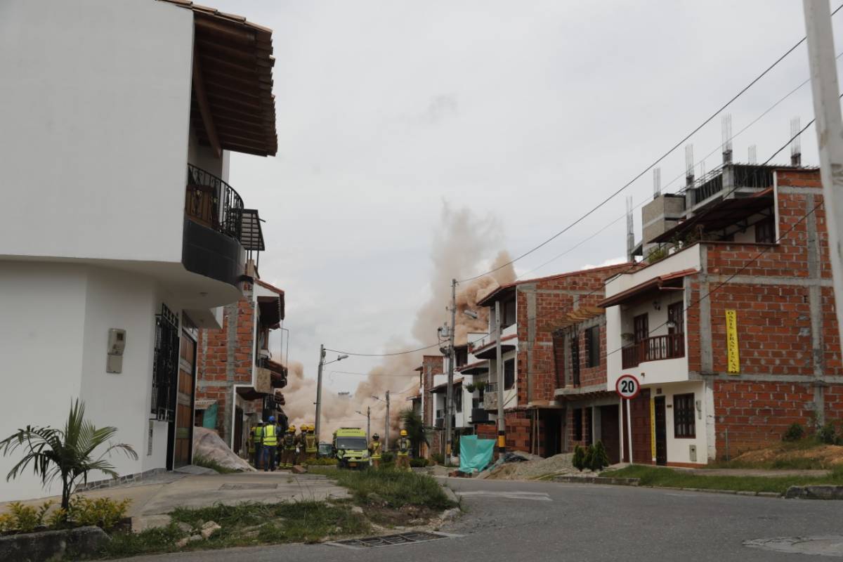 El edificio Altos del Lago cayó a las 10:10 a.m. en Rionegro. FOTO ESTEBAN VANEGAS