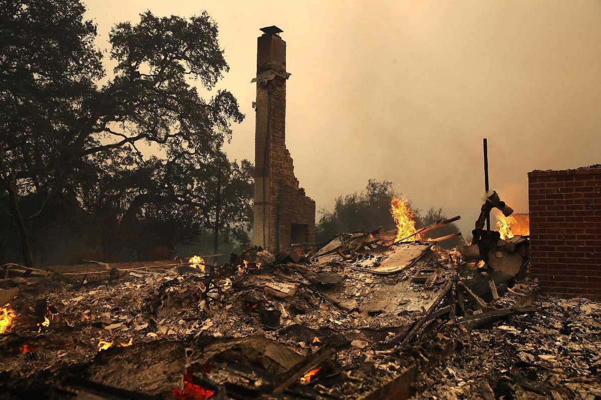 Un muerto y dos heridos graves dejan los devastadores incendios en el norte de California, Estados Unidos, informó el Departamento de Silvicultura y Protección de Incendios del estado. FOTO EFE