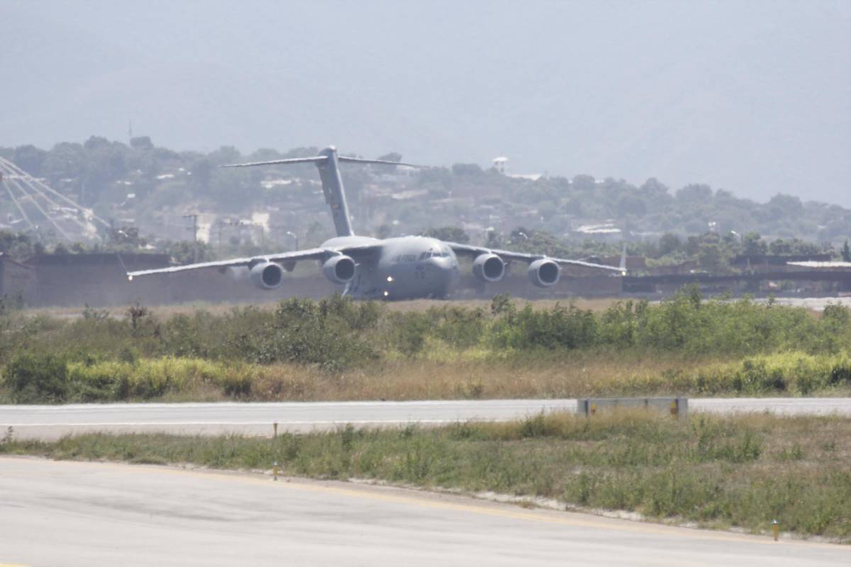 El primero de los aviones de la Fuerza Aérea de Estados Unidos llegó este sábado al mediodía a Cúcuta procedente de una base en el estado de Florida. FOTO Mario Franco