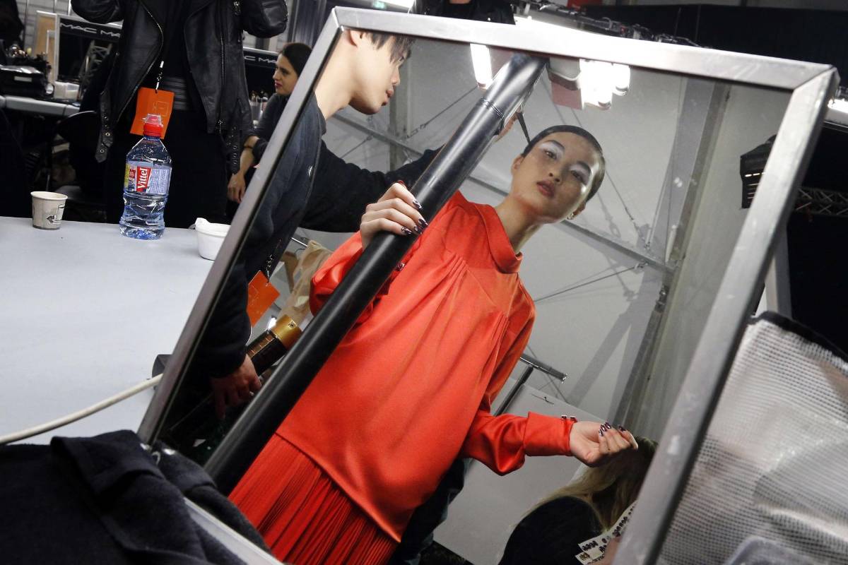 Una modelo se prepara entre bastidores. FOTO AFP