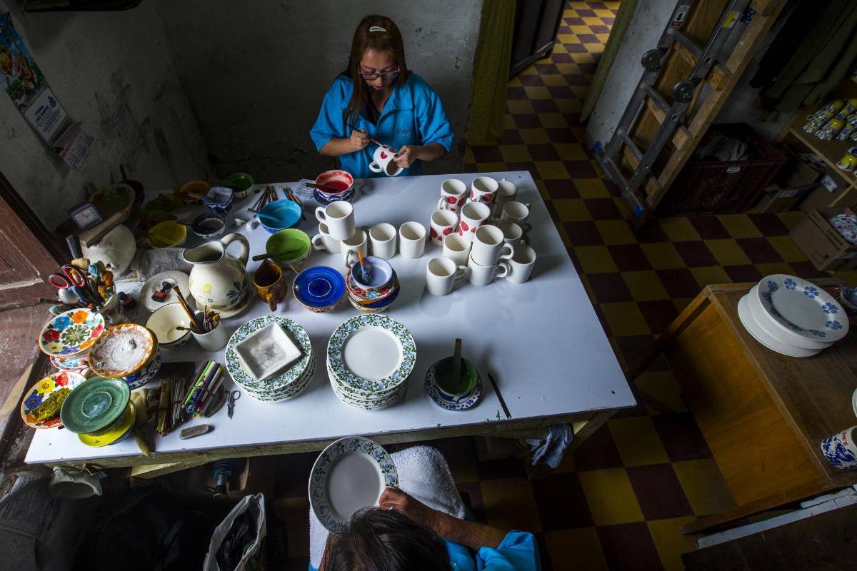 Cada paso de la cerámica es realizado a mano por las mujeres artesanas que ya dominan esta técnica y que comparten el conocimiento con las nuevas generaciones. Foto: Jaime Pérez