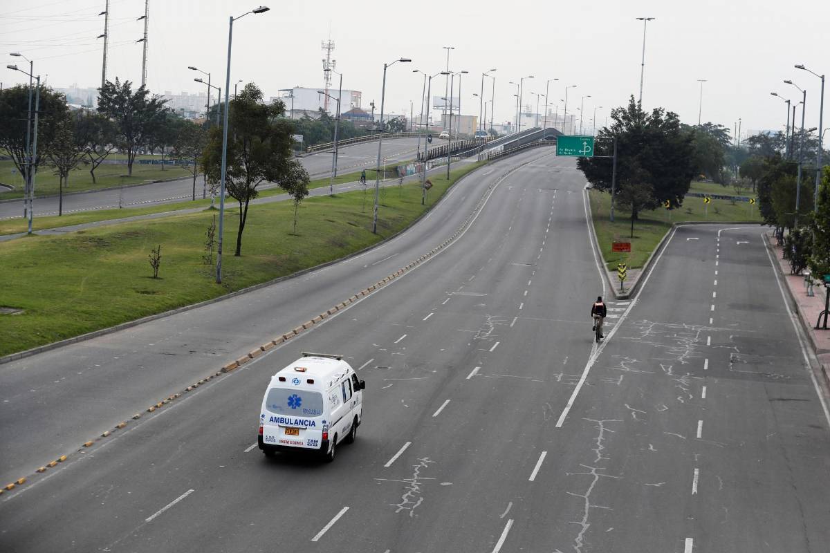 Las ambulancias están dentro de las contadas excepciones de vehículos que pueden circular por las calles bogotanas. FOTO EFE