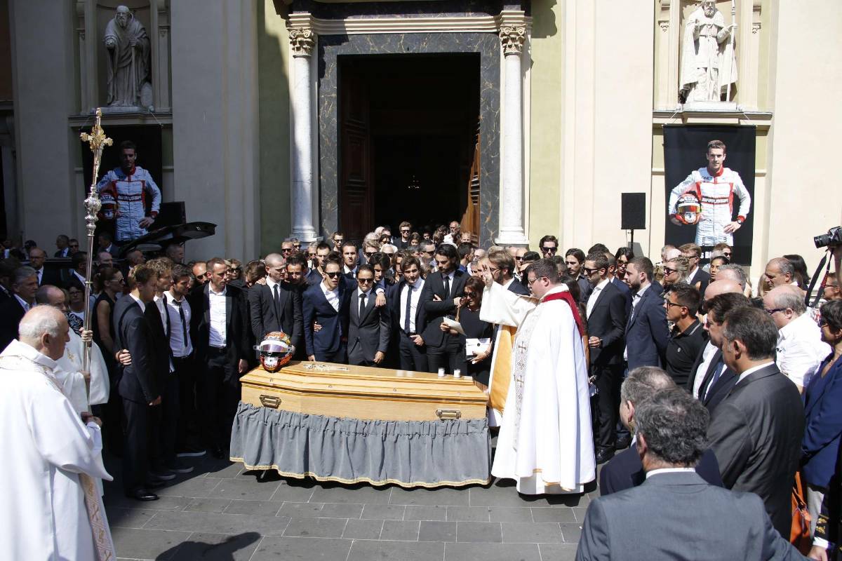 Cientos de seguidores se reunieron en las afueras de la catedral, donde se expusieron grandes retratos de Bianchi en su uniforme de carrera, y aplaudieron al fallecido piloto cuando el ataúd fue cargado por sus colegas. FOTO AFP