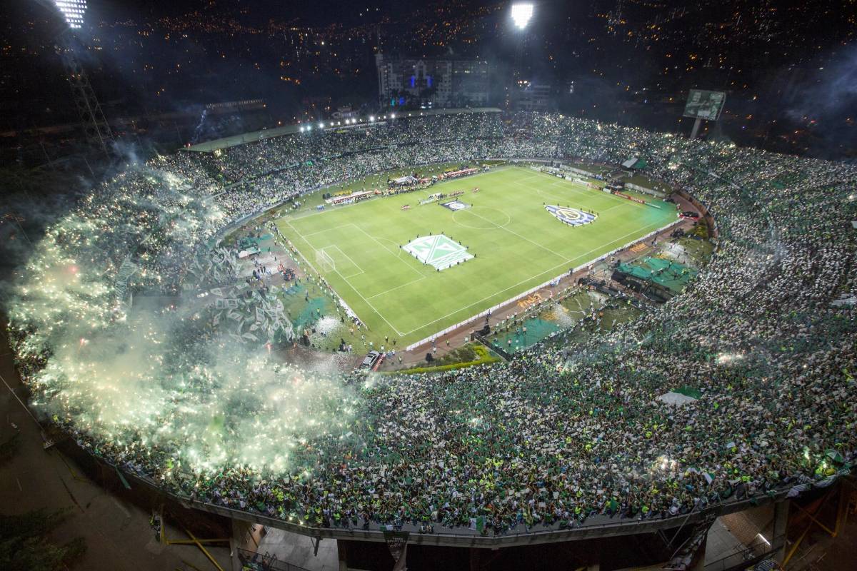 Así se vio desde el aire el imponente recibimiento de la hinchada verde a los jugadores de Atlético Nacional. FOTO Esteban Vanegas