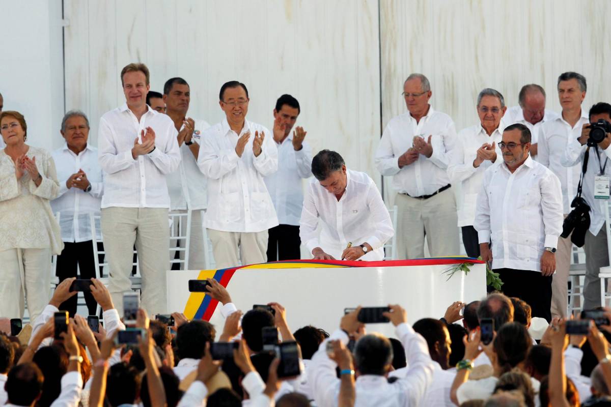 Con el balígrafo, el presidente de Colombia, Juan Manuel Santos firmó los acuerdo con las Farc. FOTO REUTERS 