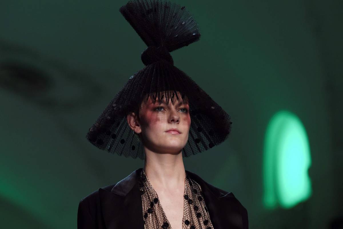 Una modelo presenta una creación de Jean-Paul Gaultier durante el desfile de moda de la colección Primavera-Verano de Alta Costura 2019 en París. Foto: AFP.
