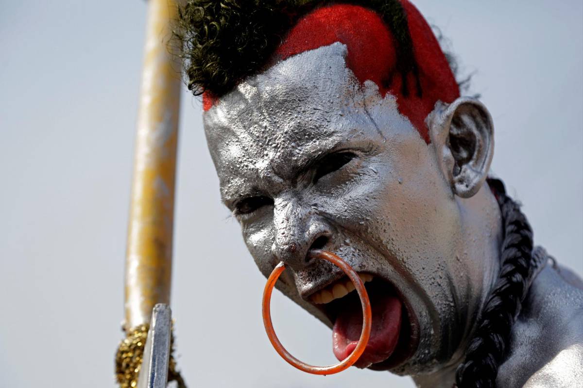 Un integrante de una comparsa participa en la Gran Parada de Tradición Carnaval de Barranquilla. Foto: EFE/ Ricardo Maldonado Rozo 