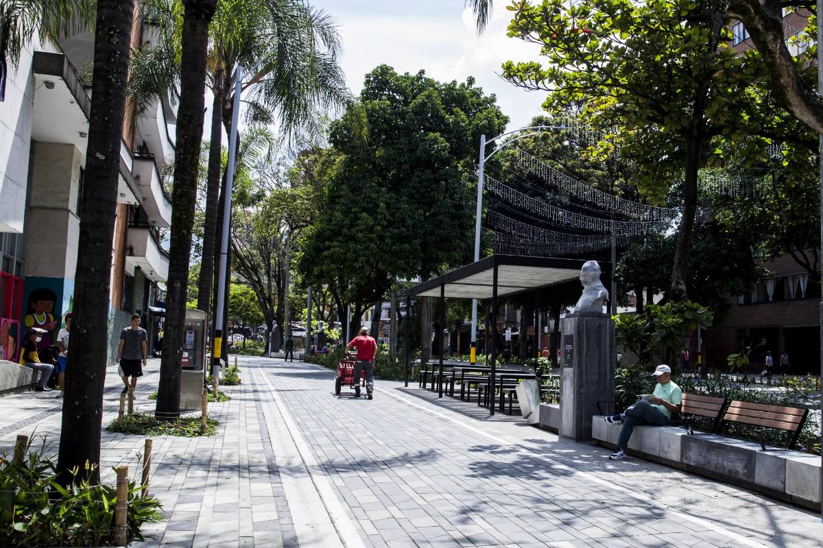 Los separados amplios, con bancas y miniplazuelas, son el denominador en la renovada avenida La Playa de Medellín. Foto Julio Herrera