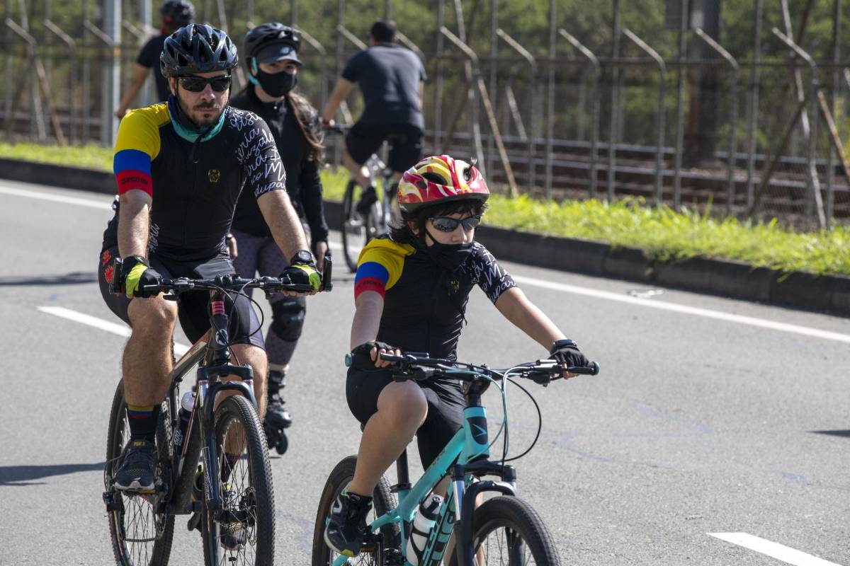 Tras más de cinco meses los paisas pueden volver a salir y hacer deporte por las tradicionales ciclovías en Medellín. FOTO EDWIN BUSTAMANTE