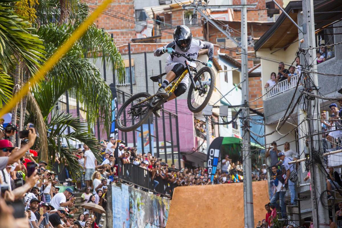 Con la realización de la carrera Downhill Challenge, la organización del Guinness World Records le concedió a Medellín el titulo de la pista urbana de ciclismo más larga del mundo. Foto: Carlos Velázquez