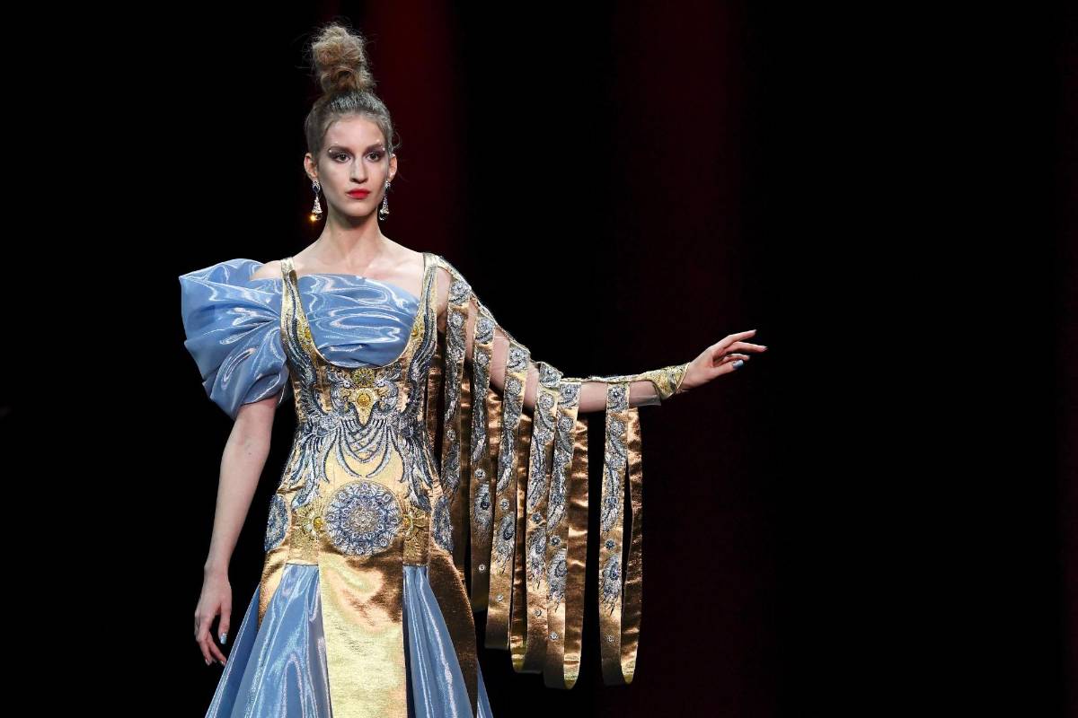 Una modelo presenta una creación de Guo Pei durante el desfile de modas de la colección de Alta Costura de Primavera y Verano 2019 en París. Foto: AFP.