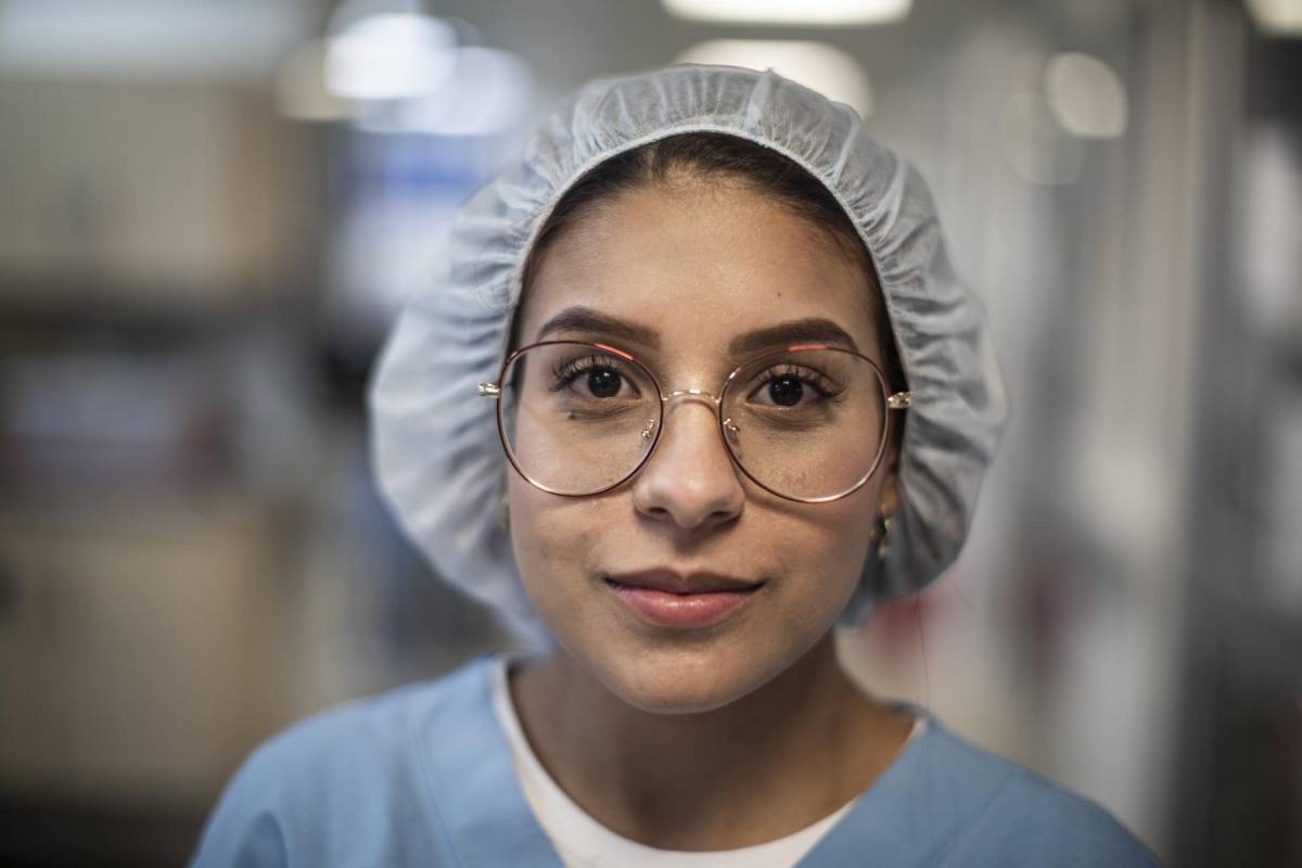 Valeria Montoya Agudelo, 19 años, cinco meses como auxiliar de enfermería de cuidado crítico adulto en la UCI del Hospital Pablo Tobón UribeFoto: Esteban Vanegas