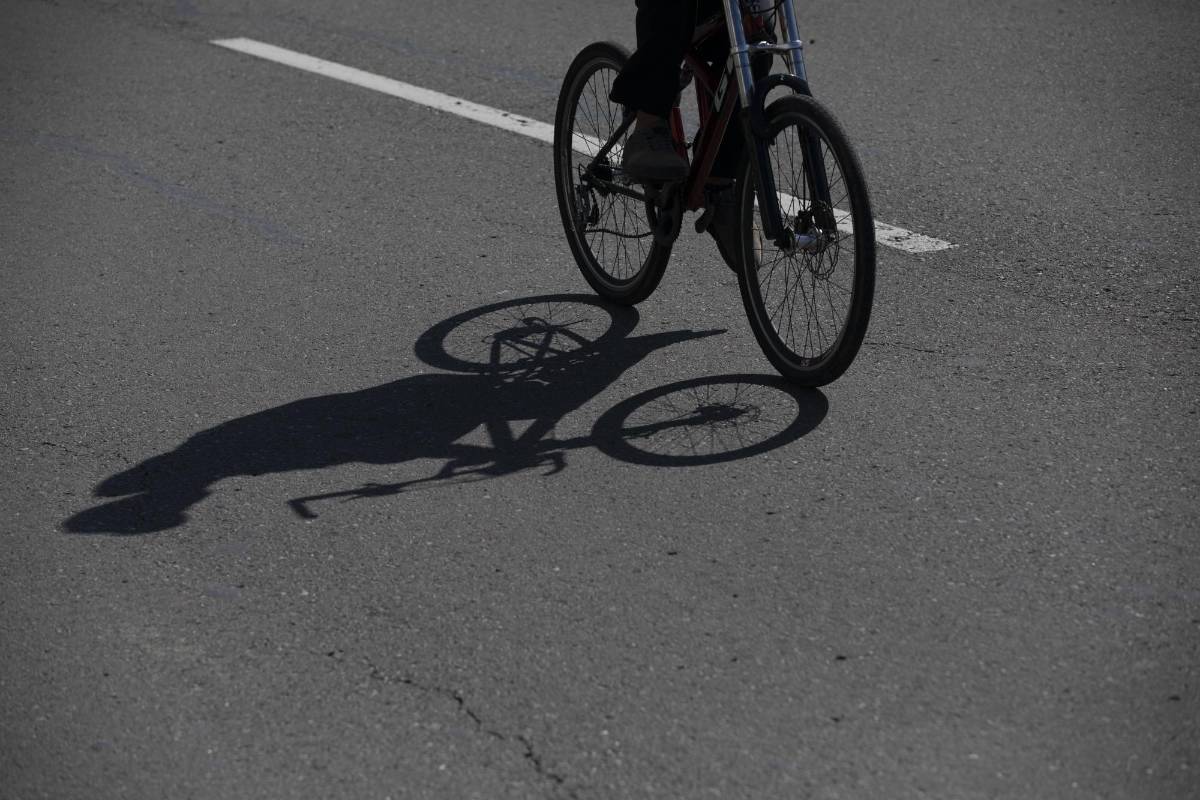 Tras más de cinco meses los paisas pueden volver a salir y hacer deporte por las tradicionales ciclovías en Medellín. FOTO EDWIN BUSTAMANTE