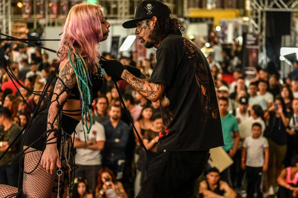 Como parte del espectáculo, una mujer es suspendida entre cuerdas. Foto: AFP