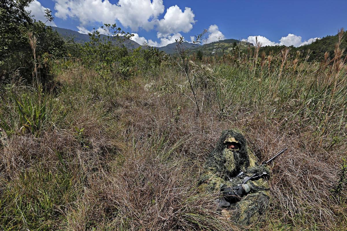 Los tiradores de alta precisión tienen la misión de aproximarse al objetivo sin ser detectados, para recopilar información en el frente de la avanzada /Henry Agudelo.