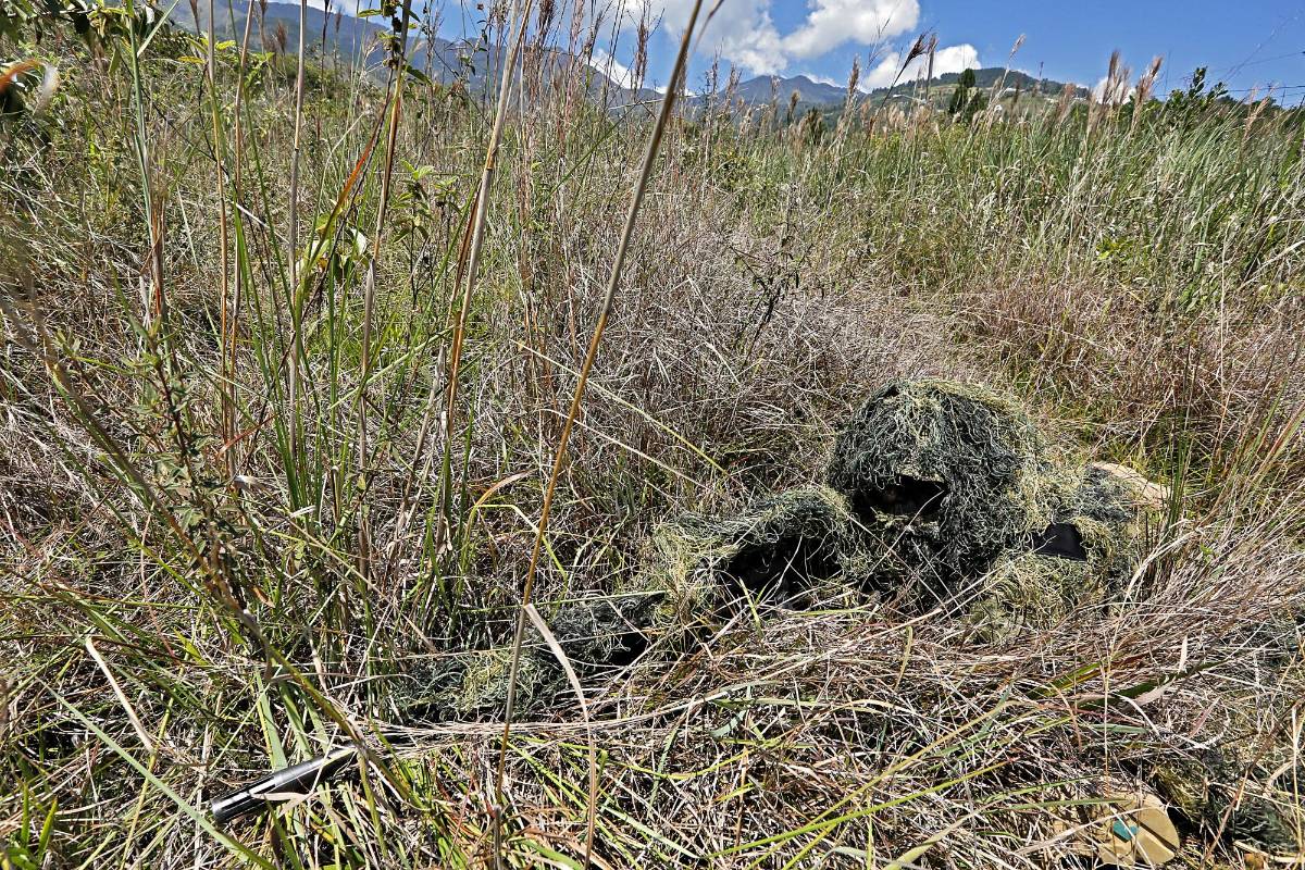 Este ejercicio de camuflaje y aproximación se realizó en un bosque de Altos de Niquía, en el municipio de Bello. Desde el aire, los tiradores son prácticamente invisibles /Henry Agudelo.