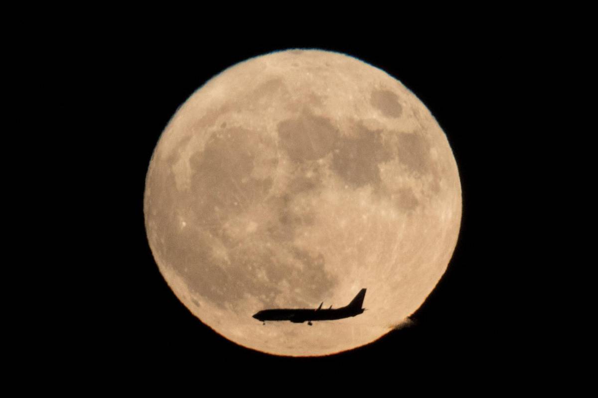 Un avión y la superluna en Pekín, China. FOTO AP