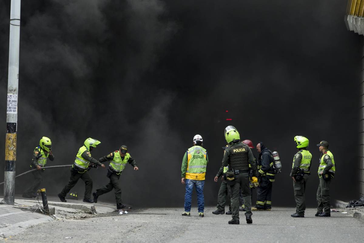 El incendio que generó una inmensa nube de humo y el pánico de varios vecinos y transeúntes, implicó la evacuación de edificaciones cercanas, como la Alcaldía, Gobernación, en La Alpujarra y la sede del Área Metropolitana. FOTO: SANTIAGO MESA.